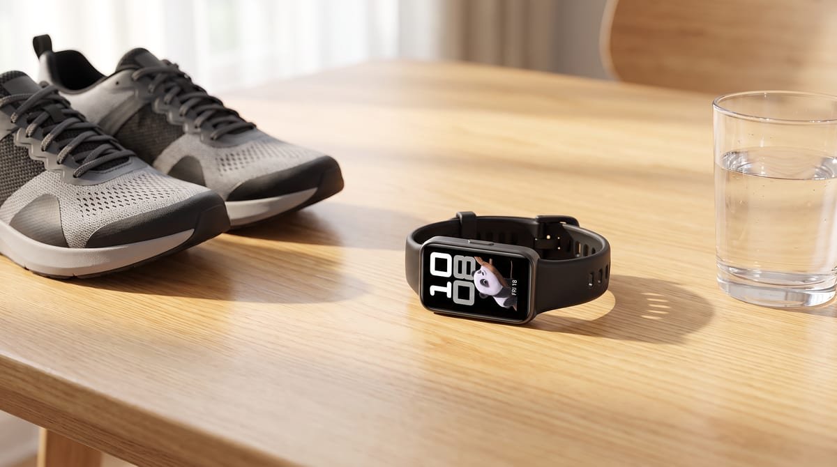Smartwatch Huawei Band 10 preto com tela AMOLED sobre mesa de madeira iluminada